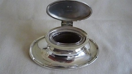 SILVER OVAL CAPSTAN INK WELL / STANDISH 